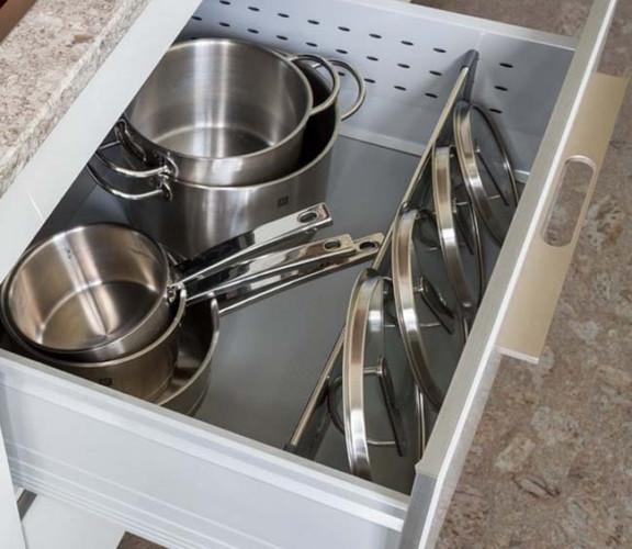 Как организовать хранение кастрюль, сковородок и крышек на кухне?