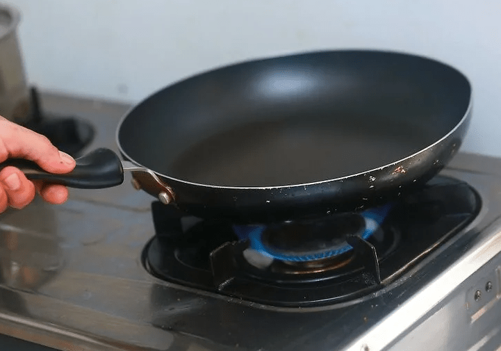 3 причины, из-за которых на керамической сковороде пригорает еда: советы опытных хозяек