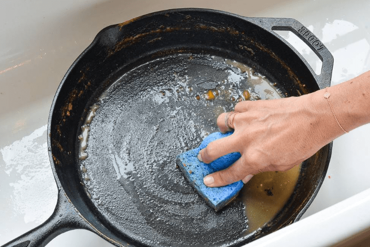 Пригорает сковорода — что делать: 7 советов и 3 способа