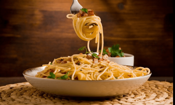 Как есть спагетти удобно: ложкой и вилкой