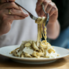 Как есть спагетти удобно: ложкой и вилкой