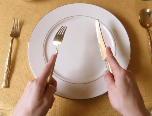 Как правильно держать вилку и нож в ресторане во время еды?