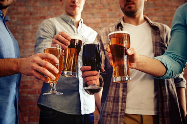 Как правильно держать бокал с алкоголем?
