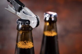 Как открыть бутылку пива с открывалкой и без?